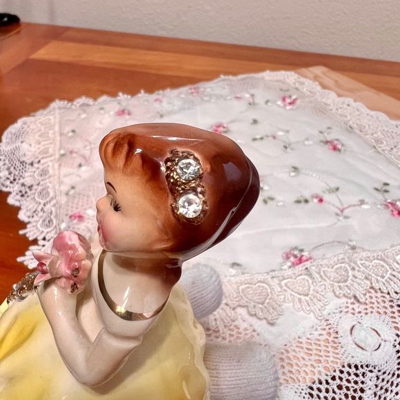Vintage Lefton s Exclusives Yellow Girl Figurine 610, Ceramic Figurine - Picture 7 of 10